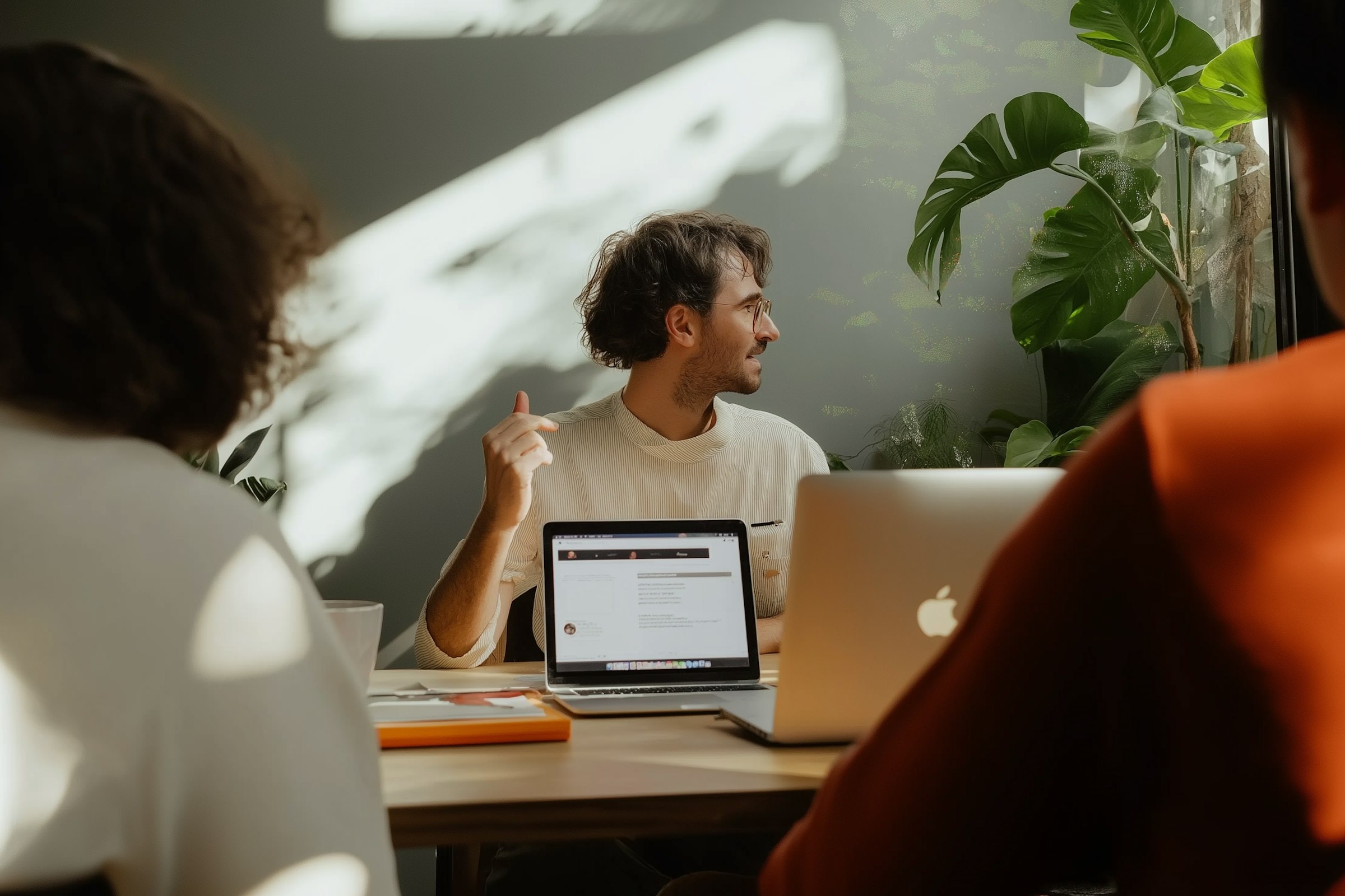 An alumni entrepreneur pitching a business to his alumni connections.